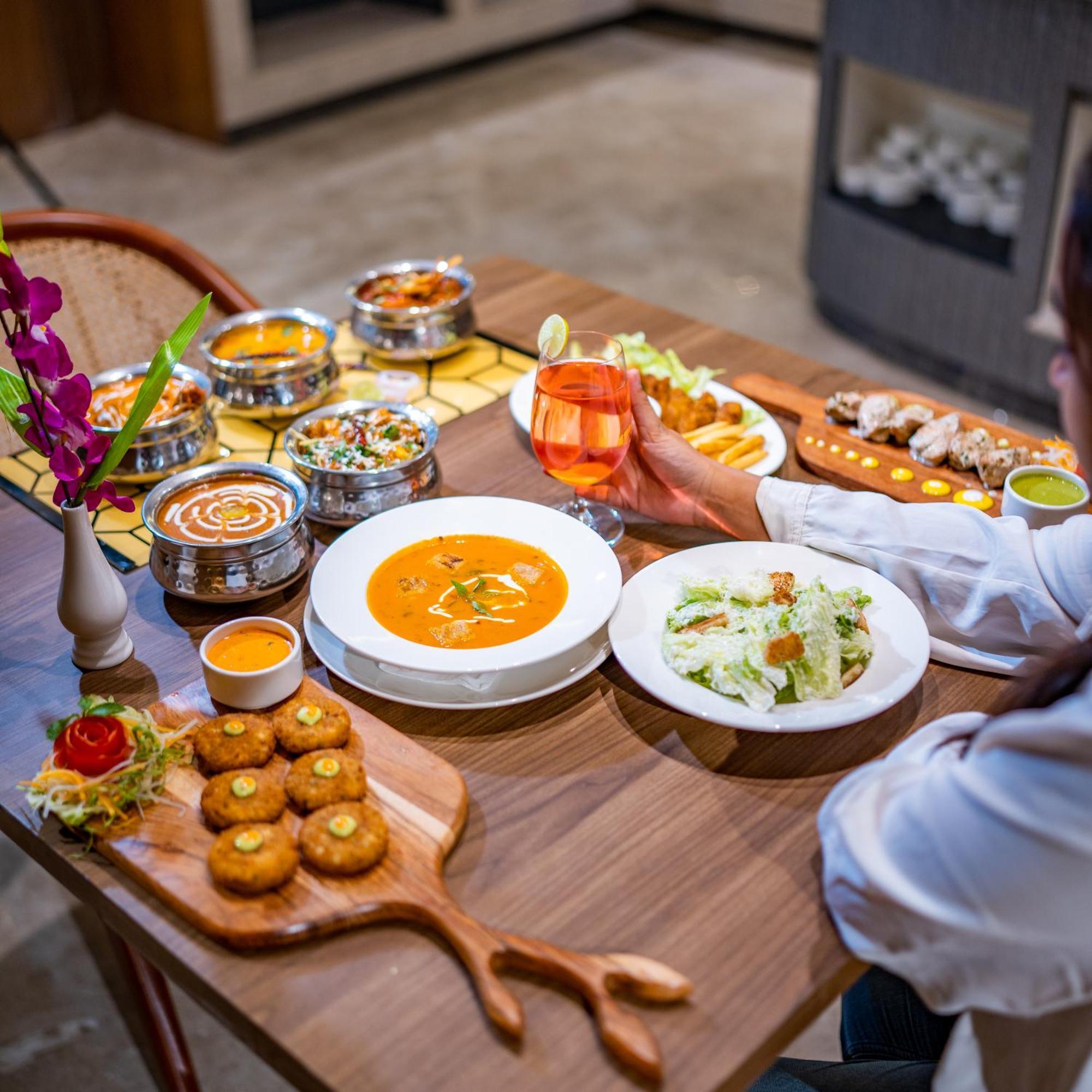 Regenta Inn Gurugram Gurgáon Kültér fotó